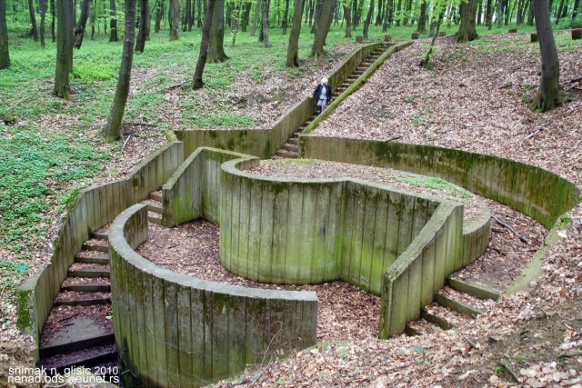 Ime: 1Jabuka spomenik 2 (8).JPG Pregleda: 1995 Veličina: 344.7 KB